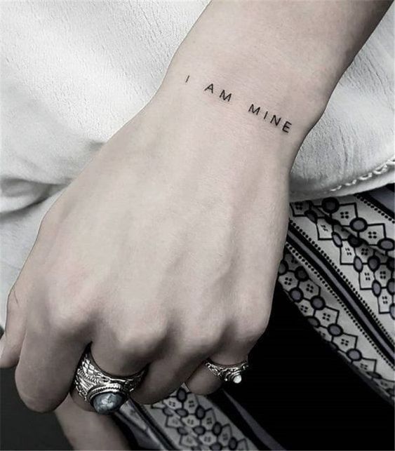 đơn giản với mẫu tattoo chữ xăm ở cổ tay