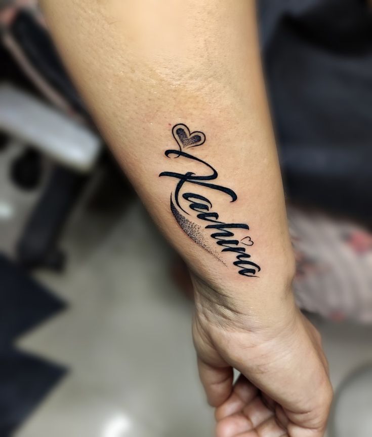 hình tattoo chữ khắc tên trên cổ tay