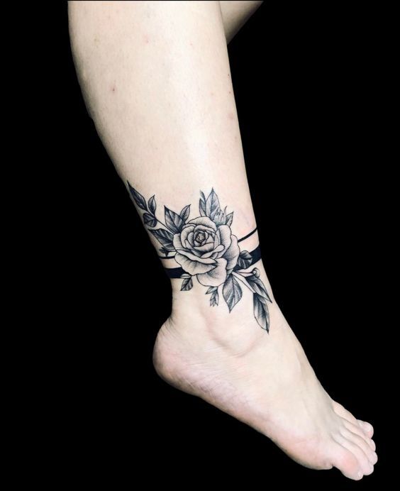 hình tattoo hoa hồng đen mang ý nghĩa cô độc