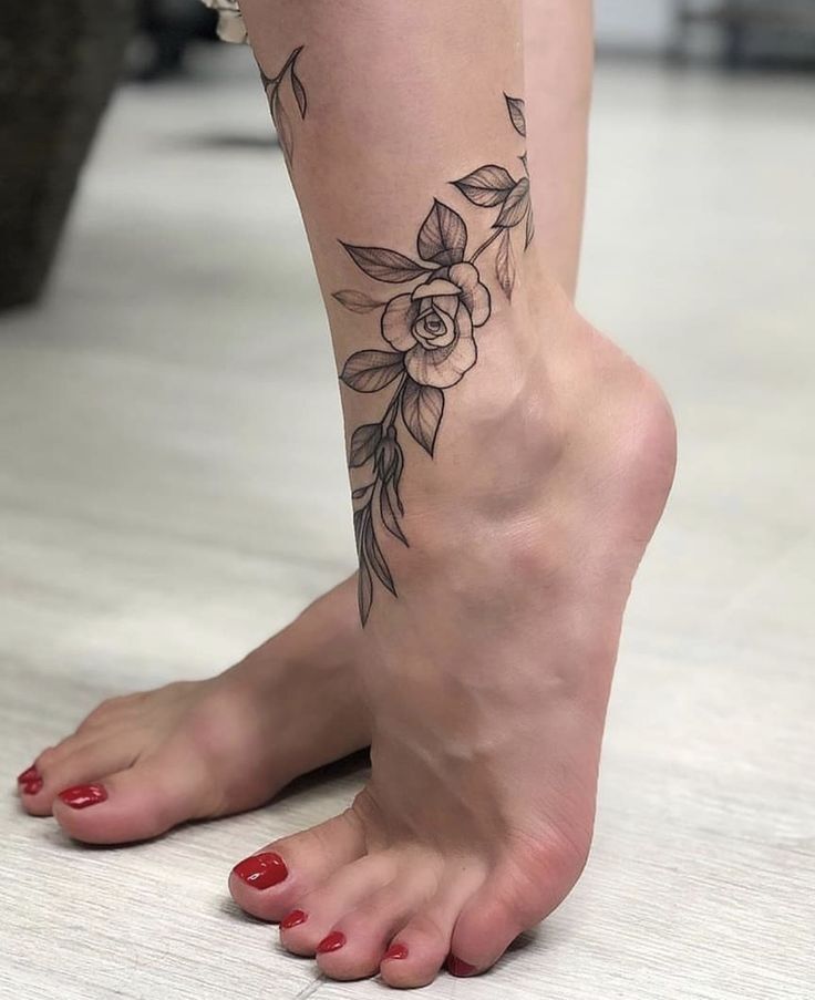 kiểu tattoo vòng hoa quấn quanh cổ chân