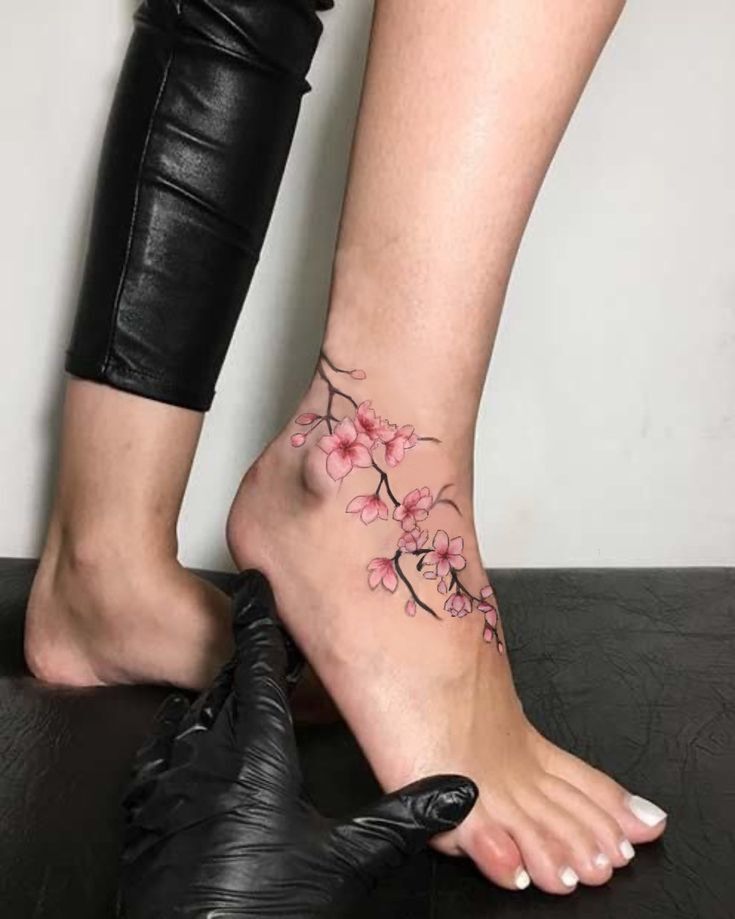 mẫu tattoo cành hoa đào trên chân nữ