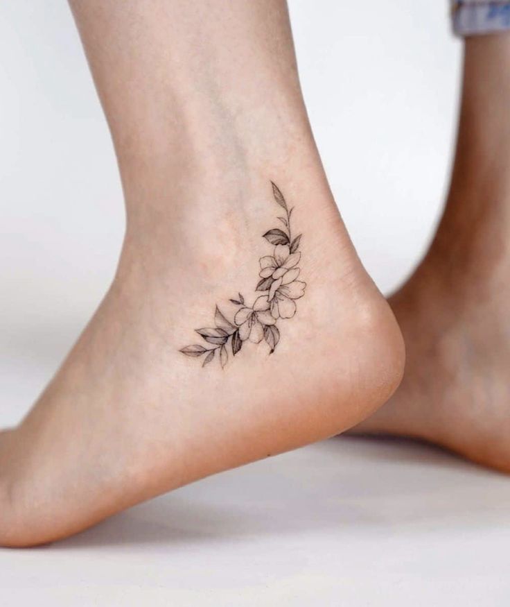 mẫu tattoo cành hoa dưới mắt cá