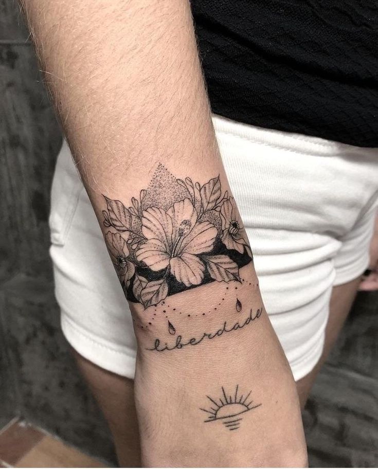 mẫu tattoo hoa dâm bụt trên cổ tay