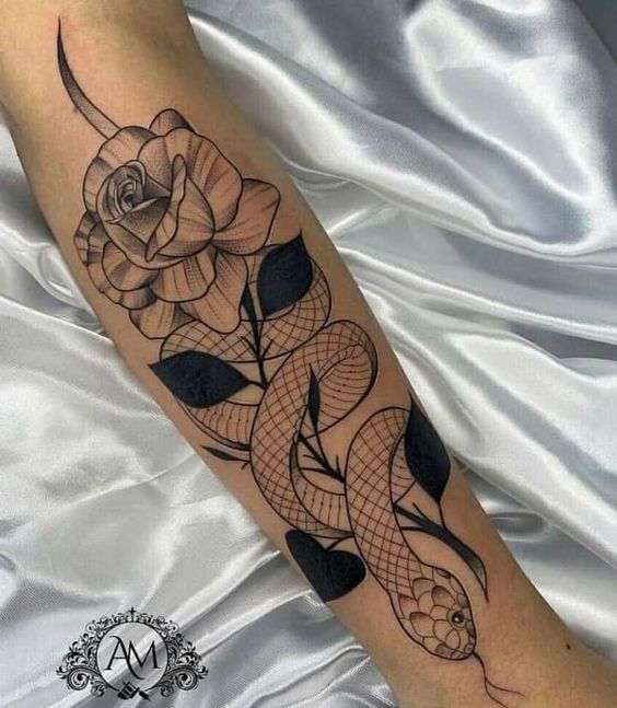 mẫu tattoo hoả hồng và rắn phối hợp hợp lý bên trên cánh tay