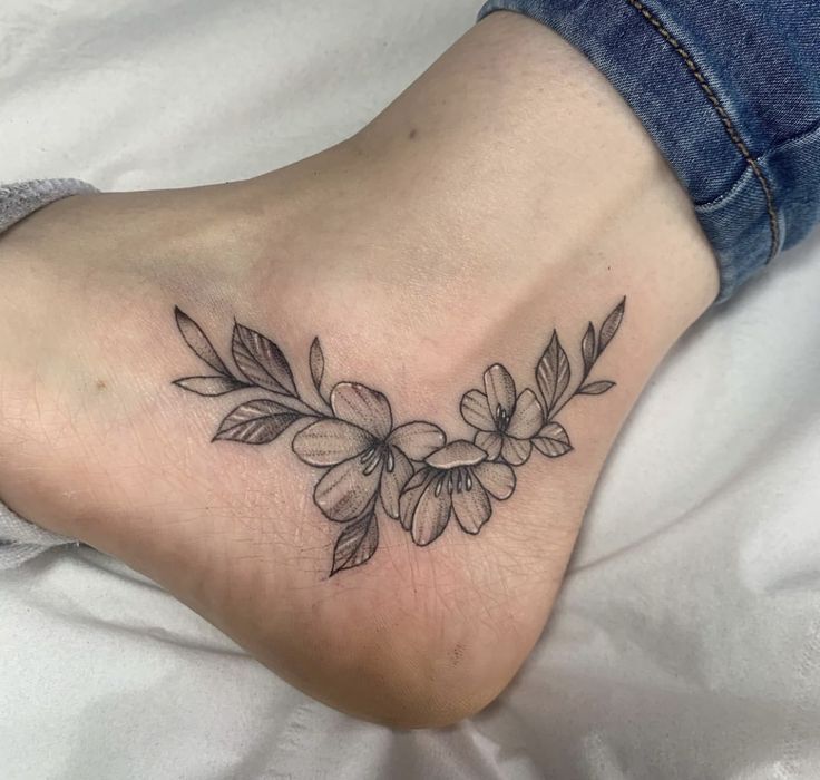 mẫu tattoo hoa lá dưới mắt cá chân