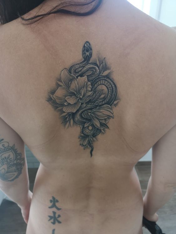 mẫu tattoo hoa và rắn phối hợp bên trên lưng