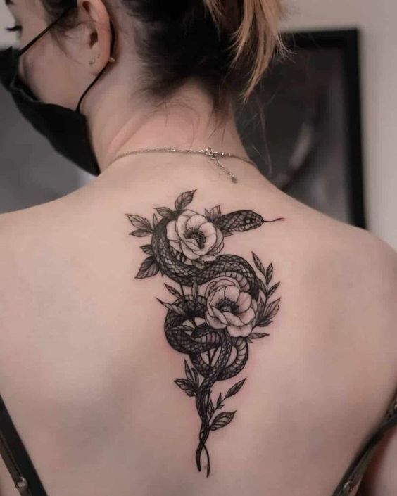 mẫu tattoo hoa và rắn bên trên lưng