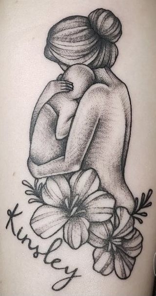 mẫu tattoo mẹ bồng con với họa tiết hoa