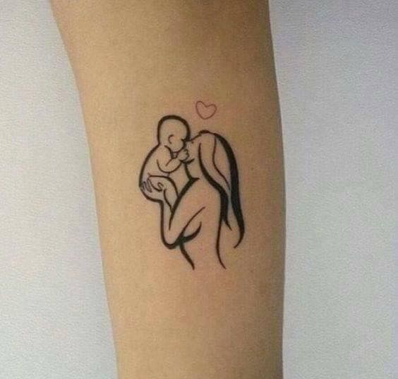 mẫu tattoo mini mẹ hôn con trên cánh tay