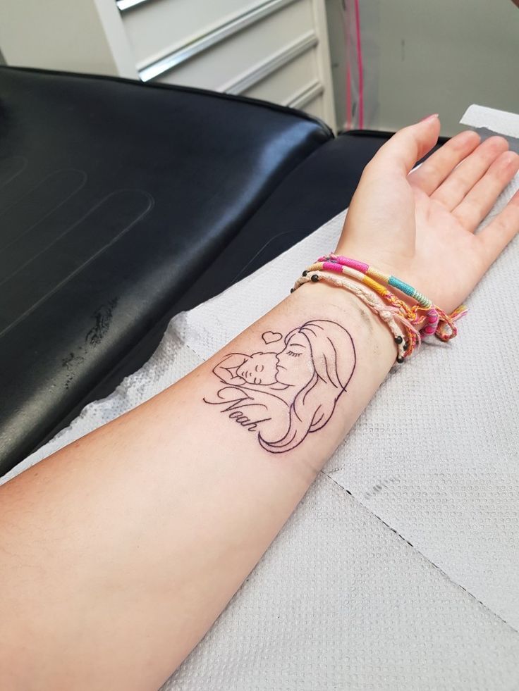 mẫu tattoo mini mẹ và con đáng yêu trên cổ tay