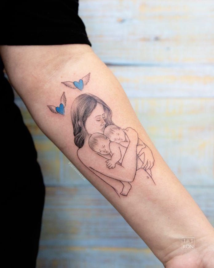 mẫu tattoo người mẹ và cặp song sinh trên cánh tay