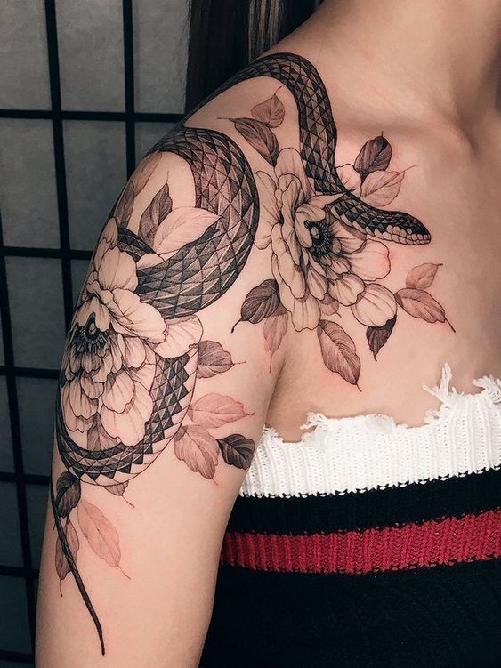 mẫu tattoo rắn và hoa sắc đường nét bên trên vai khách