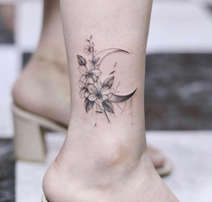 mẫu tattoo sáng tạo mẫu hoa và mặt trăng