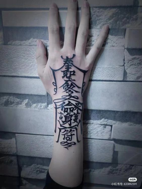 tattoo bùa chữ may mắn ở tay cho nam