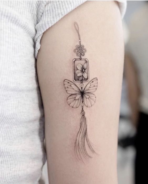 tattoo bùa yêu bớm đen cực cuốn