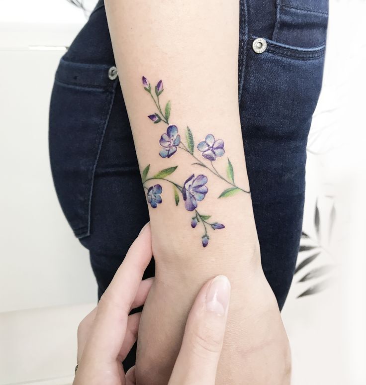 tattoo cổ tay đơn giản nhưng lôi cuốn