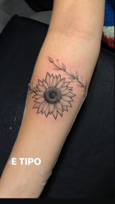 tattoo hoa hướng dương mực đen