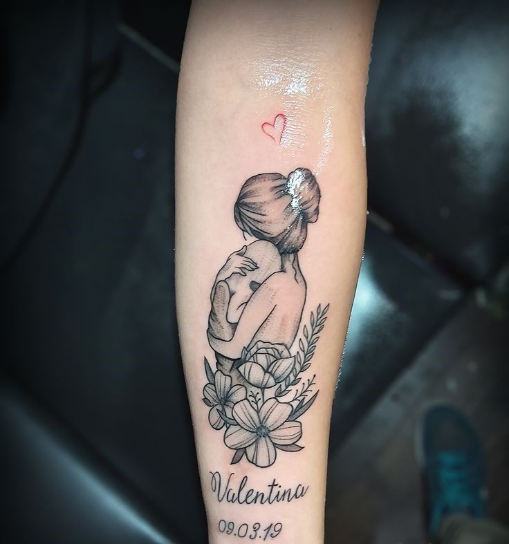 tattoo mẹ ôm con kết hợp với ngày sinh và tên của con