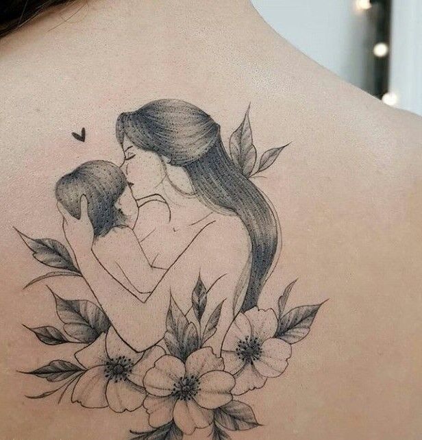 tattoo mẹ ôm hôn con trên lưng