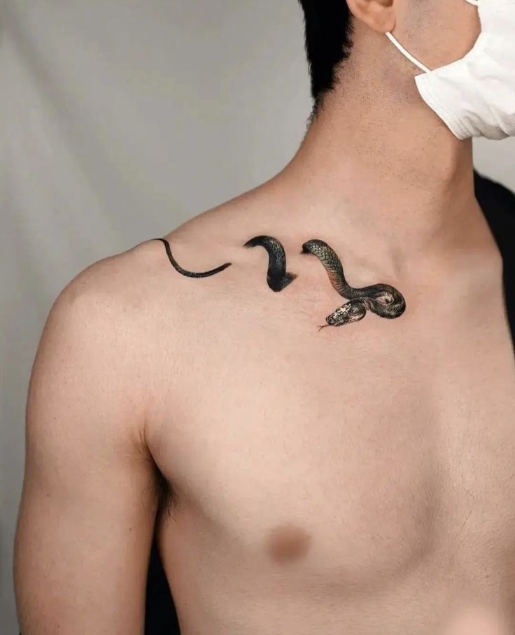 tattoo rắn quấn quanh xương quai xanh