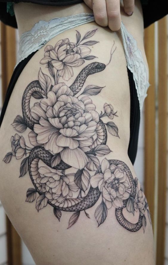 tattoo rắn và hoa khuôn mẫu đơn bên trên hông rất rất quyến rũ