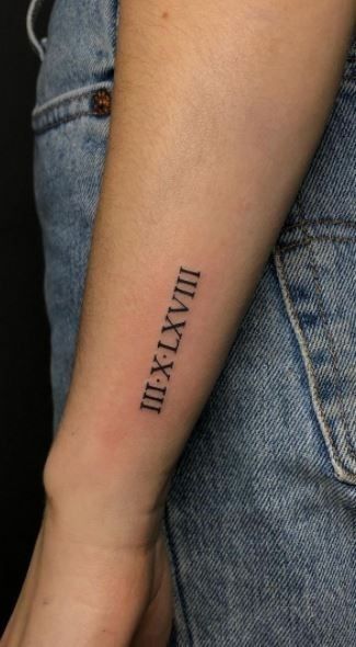 thể hiện cá tính với mẫu tattoo chữ ở cổ tay