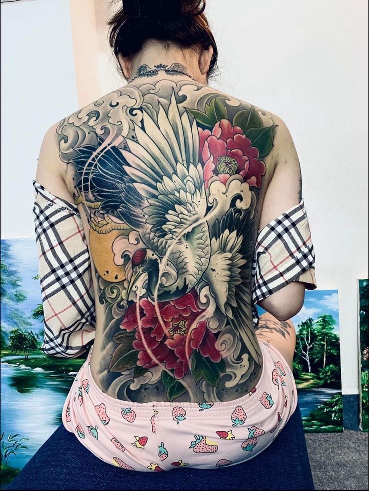 kiểu tattoo con cái hạc full sống lưng rất rất chất