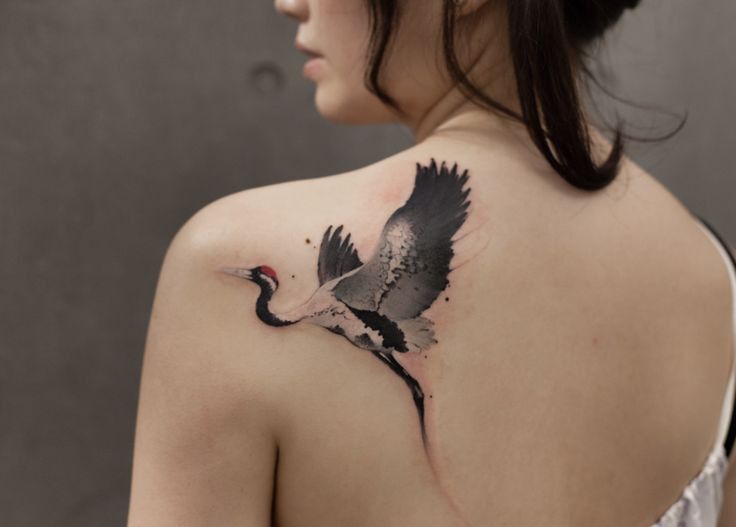 mẫu tattoo con cái hạc ở sống lưng mang đến nữ