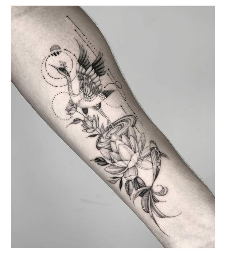 tattoo con cái hạc đứng bên trên đài sen