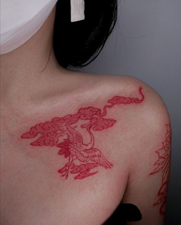 tattoo con cái hạc mực đỏ hỏn rất rất đẹp