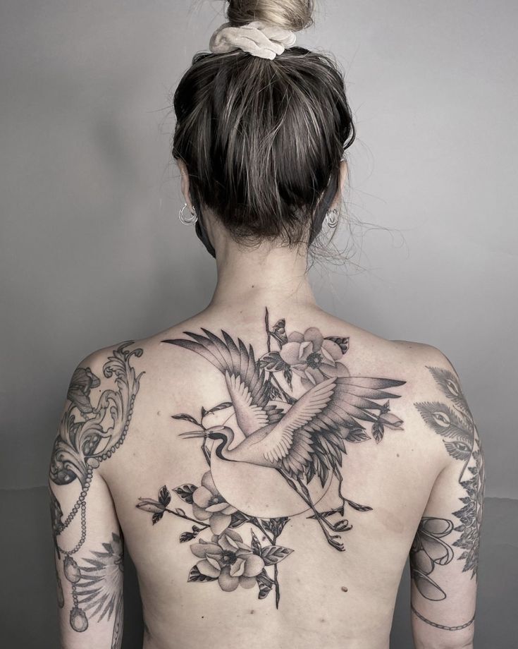 tattoo con cái hạc ở sống lưng mang đến nữ