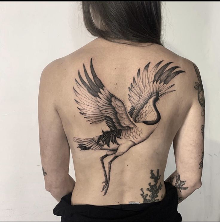 tattoo con cái hạc ở sống lưng rất rất chất