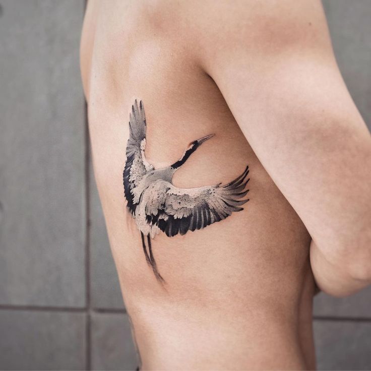 tattoo con cái hạc phía bên cạnh hông rất rất chất