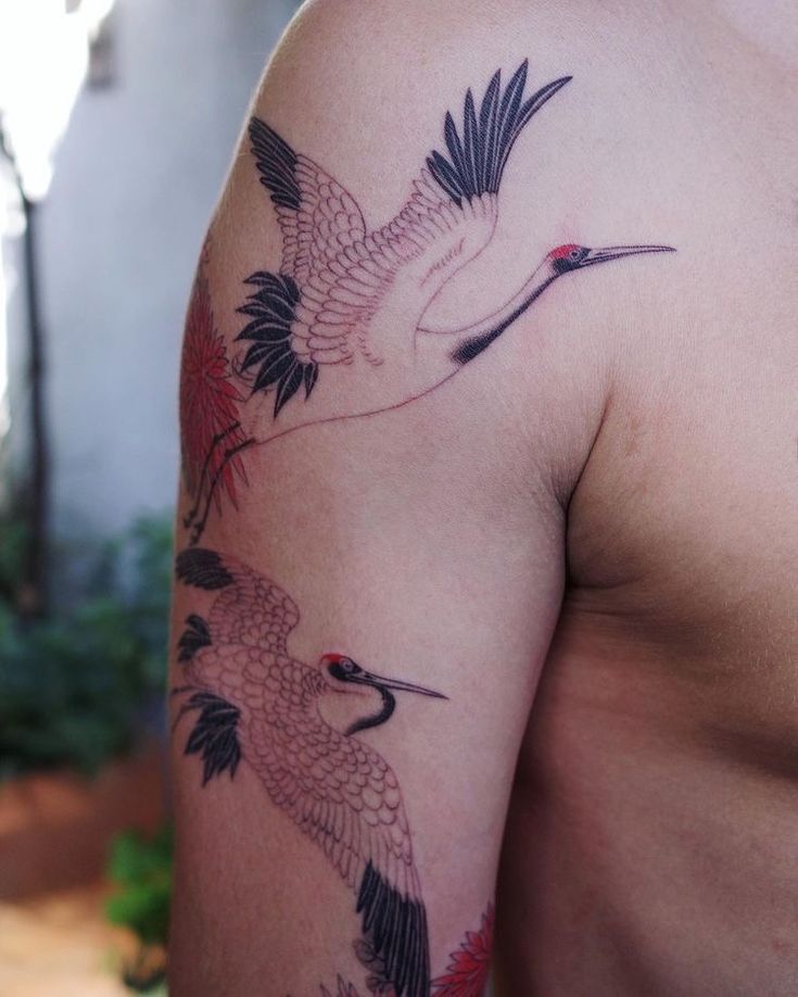 tattoo song hạc đang được cất cánh ở tay