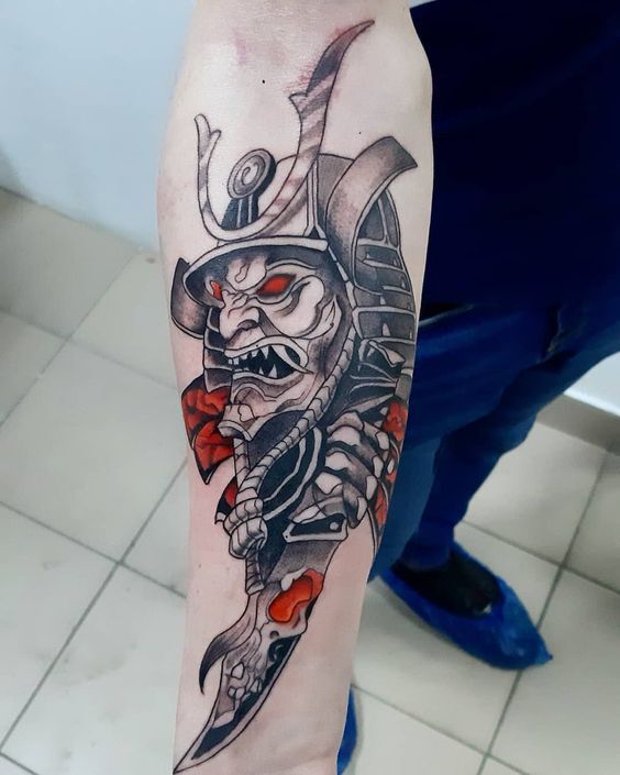 tattoo mặt quỷ samurai cầm kiếm chiến đấu