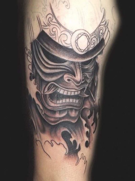 tattoo mặt quỷ samurai đen kết hợp sóng biển cho khách