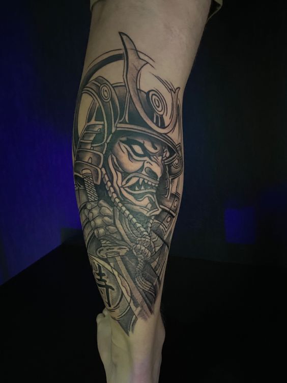 tattoo mặt quỷ samurai đen ở bắp chân