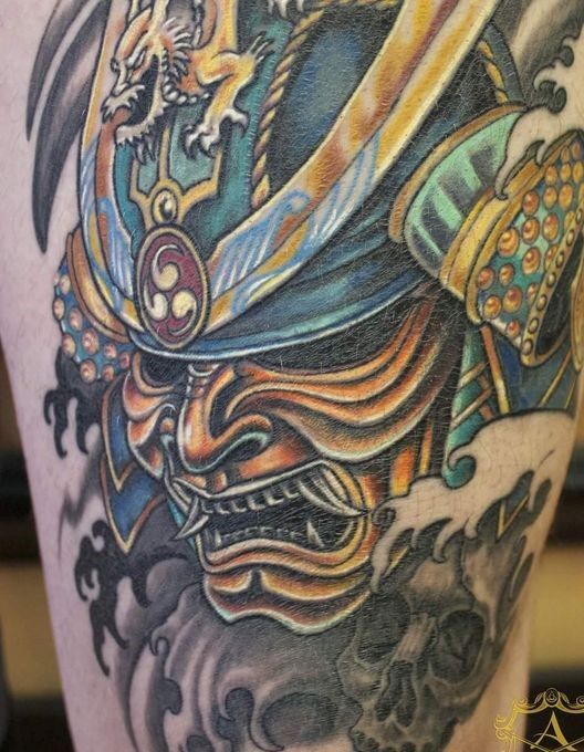 tattoo mặt quỷ samurai phối màu xanh vàng