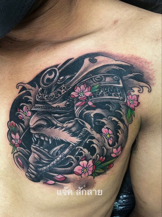 tattoo mặt quỷ samurai với hoa anh đào nửa ngực