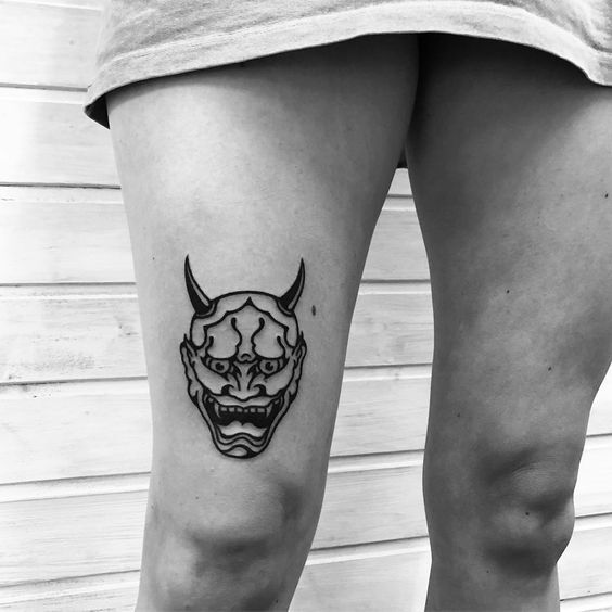 tattoo mặt quỷ trắng đen ở đùi