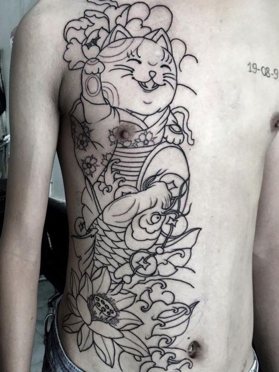 tattoo mèo thần tài kết hợp các chép và hoa sen