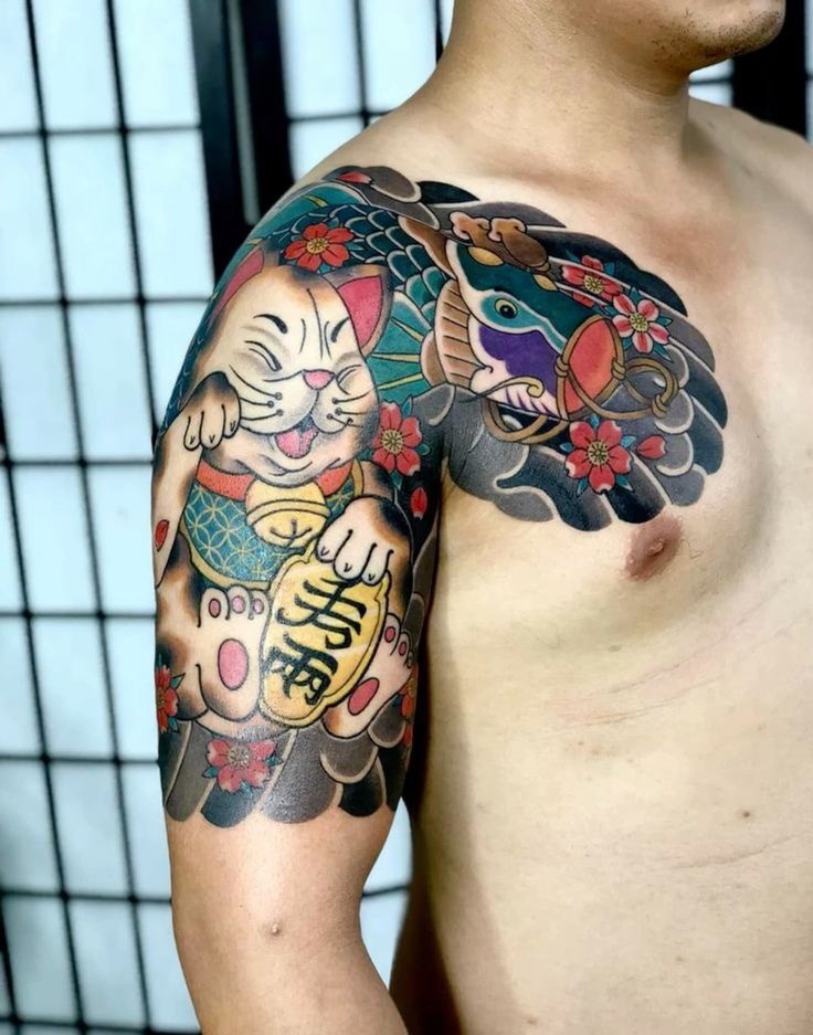 tattoo mèo thần tài kết hợp cá chép vắt vai