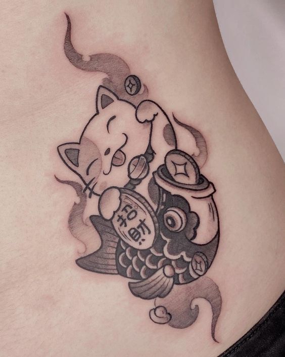 tattoo mèo thần tài kết hợp với cá chép đơn sắc