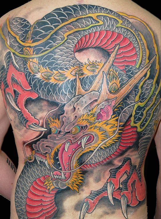 tattoo rồng uốn lượn kín lưng