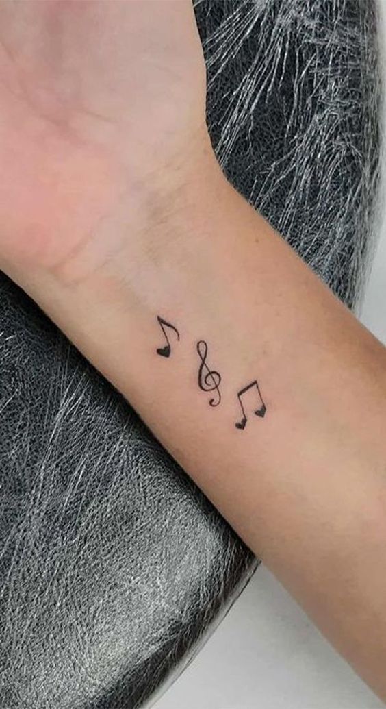 tattoo các nốt nhạc nhỏ xinh trên cánh tay