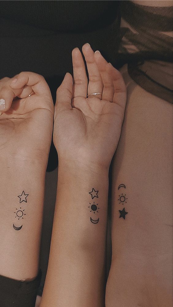 tattoo mặt trăng mặt trời và ngôi sao mini ở cánh tay