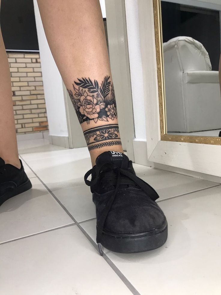 Mẫu tattoo nghệ thuật trên cổ chân