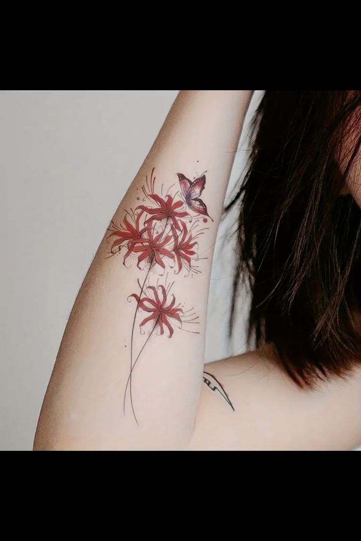 Tattoo hoa bỉ ngạn và con bướm ở tay