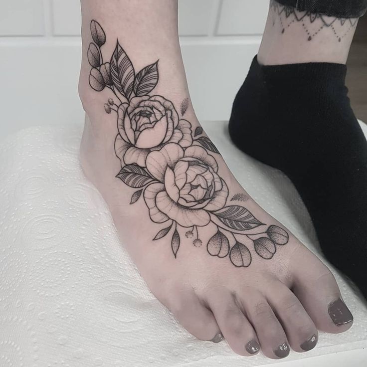 Tattoo hoa dịu dàng ở chân