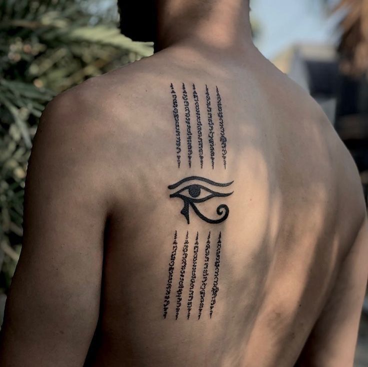 bí ẩn với mẫu tattoo mắt thần Horus và chữ Sak Yant